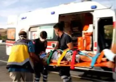 Otomobilin tıra arkadan çarptığı kazada yol kan gölüne döndü: 1'i ağır, 5'i çocuk 7 yaralı Otomobilin tıra arkadan çarptığı kazada yol kan gölüne döndü: 1'i ağır, 5'i çocuk 7 yaralı