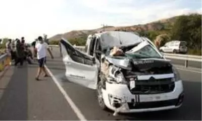 Otomobilin tıra arkadan çarptığı kazada yol kan gölüne döndü: 1'i ağır, 5'i çocuk 7 yaralı Otomobilin tıra arkadan çarptığı kazada yol kan gölüne döndü: 1'i ağır, 5'i çocuk 7 yaralı