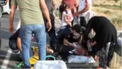 Otomobilin tıra arkadan çarptığı kazada yol kan gölüne döndü: 1'i ağır, 5'i çocuk 7 yaralı Otomobilin tıra arkadan çarptığı kazada yol kan gölüne döndü: 1'i ağır, 5'i çocuk 7 yaralı