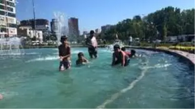 Son dakika haberleri | Esenyurt'ta çocukların süs havuzunda tehlikeli oyunu Son dakika haberleri | Esenyurt'ta çocukların süs havuzunda tehlikeli oyunu