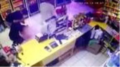 Esenyurt'ta yaralanmayla sonuçlanan tabanca şakası kamerada Esenyurt'ta yaralanmayla sonuçlanan tabanca şakası kamerada