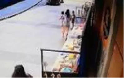 Eyüpsultan'da kadının kucağında çocukla hırsızlık yaptığı anlar kamerada Eyüpsultan'da kadının kucağında çocukla hırsızlık yaptığı anlar kamerada
