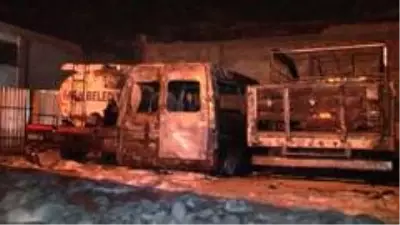 Fatih Belediyesi'nin eski belediye araçları alev alev yandı Fatih Belediyesi'nin eski belediye araçları alev alev yandı