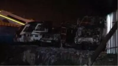 Fatih Belediyesi'nin eski belediye araçları alev alev yandı Fatih Belediyesi'nin eski belediye araçları alev alev yandı