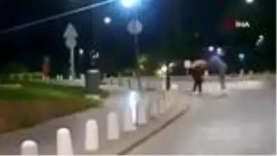 Yoldan geçenlerin güreş yaptığını sandığı iki kişinin kavga ettiği ortaya çıktı Yoldan geçenlerin güreş yaptığını sandığı iki kişinin kavga ettiği ortaya çıktı
