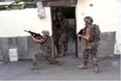 Husumetlisini vurup intihara kalkıştı, özel harekat polisinin operasyonuyla yakalandı Husumetlisini vurup intihara kalkıştı, özel harekat polisinin operasyonuyla yakalandı