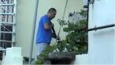 Husumetlisini vurup intihara kalkıştı, özel harekat polisinin operasyonuyla yakalandı Husumetlisini vurup intihara kalkıştı, özel harekat polisinin operasyonuyla yakalandı