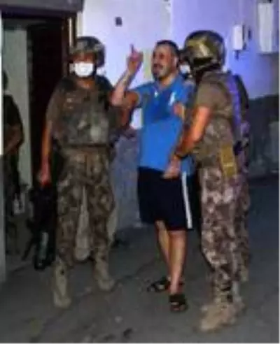 Husumetlisini vurup intihara kalkıştı, özel harekat polisinin operasyonuyla yakalandı Husumetlisini vurup intihara kalkıştı, özel harekat polisinin operasyonuyla yakalandı