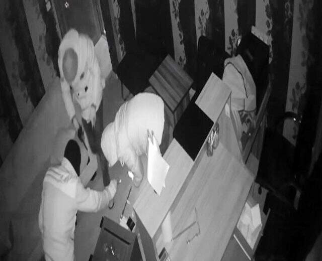 İstanbul'da çökertilen hırsızlık çetesinin 2'inci kattan düşen arkadaşlarını arabaya taşıdığı görüntüler dedektifleri şaşırttı