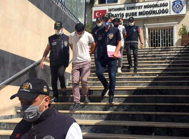 İstanbul'da çökertilen hırsızlık çetesinin 2'inci kattan düşen arkadaşlarını arabaya taşıdığı görüntüler dedektifleri şaşırttı