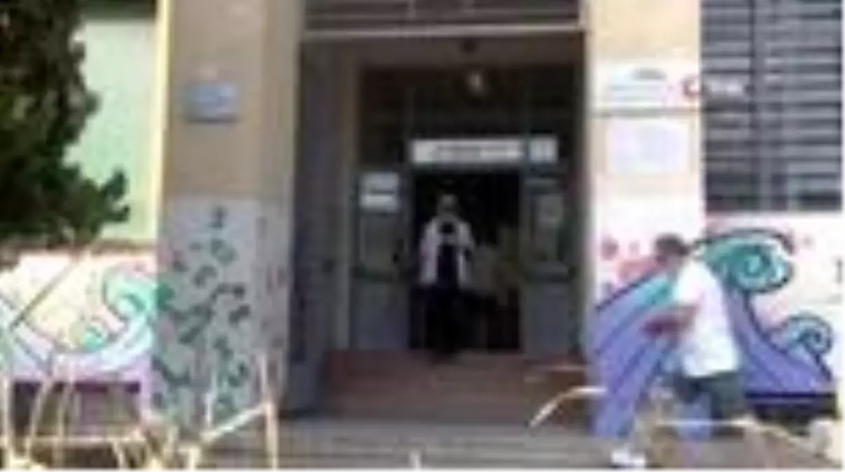 İtalya'da halk parlamenter sayısını azaltmak için sandık başında