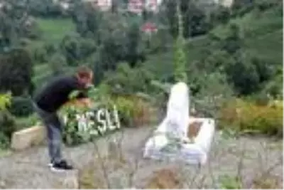 Kanserle mücadelenin simgesi Neslican, 1'inci ölüm yıl dönümünde anıldı Kanserle mücadelenin simgesi Neslican, 1'inci ölüm yıl dönümünde anıldı