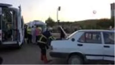 Kastamonu'da iki otomobil çarpıştı: 3 yaralı Kastamonu'da iki otomobil çarpıştı: 3 yaralı