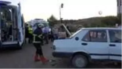 Kastamonu'da iki otomobil çarpıştı: 3 yaralı Kastamonu'da iki otomobil çarpıştı: 3 yaralı