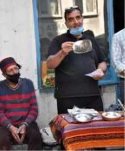 Koronavirüse dikkat çekmek için bakırdan maske yaptı Koronavirüse dikkat çekmek için bakırdan maske yaptı