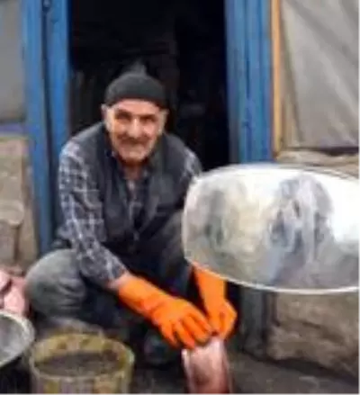 Koronavirüse dikkat çekmek için bakırdan maske yaptı Koronavirüse dikkat çekmek için bakırdan maske yaptı
