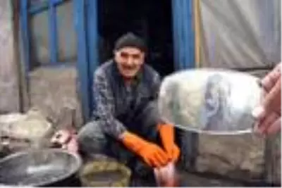 Koronavirüse dikkat çekmek için bakırdan maske yaptı Koronavirüse dikkat çekmek için bakırdan maske yaptı