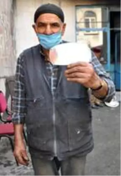 Koronavirüse dikkat çekmek için bakırdan maske yaptı Koronavirüse dikkat çekmek için bakırdan maske yaptı