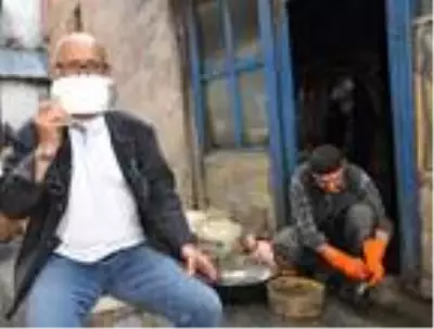 Koronavirüse dikkat çekmek için bakırdan maske yaptı Koronavirüse dikkat çekmek için bakırdan maske yaptı