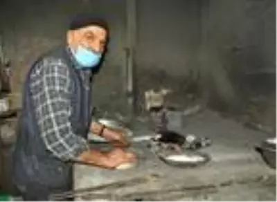 Koronavirüse dikkat çekmek için bakırdan maske yaptı Koronavirüse dikkat çekmek için bakırdan maske yaptı