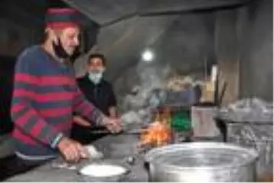 Koronavirüse dikkat çekmek için bakırdan maske yaptı Koronavirüse dikkat çekmek için bakırdan maske yaptı