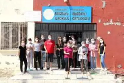 Köy okulu öğretmenlerinden örnek davranış Köy okulu öğretmenlerinden örnek davranış