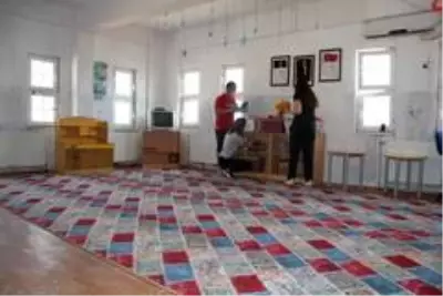 Köy okulu öğretmenlerinden örnek davranış Köy okulu öğretmenlerinden örnek davranış