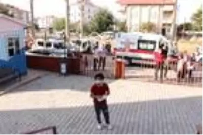 Ailesi koronavirüs olan öğrenci KPSS'ye ambulans ve polis eşliğinde getirildi Ailesi koronavirüs olan öğrenci KPSS'ye ambulans ve polis eşliğinde getirildi