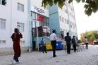 Ailesi koronavirüs olan öğrenci KPSS'ye ambulans ve polis eşliğinde getirildi Ailesi koronavirüs olan öğrenci KPSS'ye ambulans ve polis eşliğinde getirildi