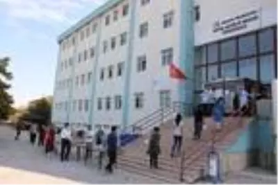 Ailesi koronavirüs olan öğrenci KPSS'ye ambulans ve polis eşliğinde getirildi Ailesi koronavirüs olan öğrenci KPSS'ye ambulans ve polis eşliğinde getirildi