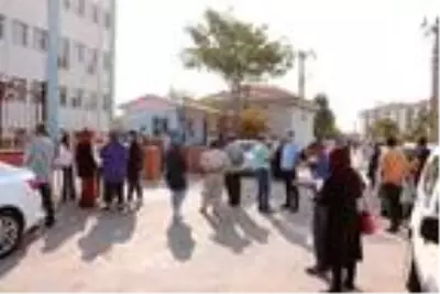 Ailesi koronavirüs olan öğrenci KPSS'ye ambulans ve polis eşliğinde getirildi Ailesi koronavirüs olan öğrenci KPSS'ye ambulans ve polis eşliğinde getirildi
