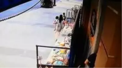 Kucağında çocuğuyla hırsızlık yapan kadın kameralara yakalandı Kucağında çocuğuyla hırsızlık yapan kadın kameralara yakalandı