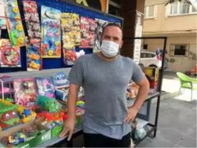 Kucağında çocuğuyla hırsızlık yapan kadın kameralara yakalandı Kucağında çocuğuyla hırsızlık yapan kadın kameralara yakalandı