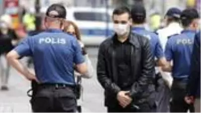 Maske takmadığı için ceza yazılmak istenen kişi polisin dalgınlığından faydalanıp kaçtı Maske takmadığı için ceza yazılmak istenen kişi polisin dalgınlığından faydalanıp kaçtı