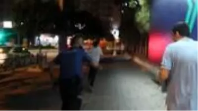 Maske takmadığı için ceza yazılmak istenen kişi polisin dalgınlığından faydalanıp kaçtı Maske takmadığı için ceza yazılmak istenen kişi polisin dalgınlığından faydalanıp kaçtı