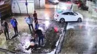 Mekanı kurşunlamanın bedeli ağır oldu: Dövüldü, araçtan yola atıldı, başka bir aracın altında kaldı Mekanı kurşunlamanın bedeli ağır oldu: Dövüldü, araçtan yola atıldı, başka bir aracın altında kaldı