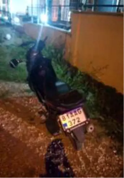 Motosiklet park halindeki otomobile çarptı: 1 ölü Motosiklet park halindeki otomobile çarptı: 1 ölü