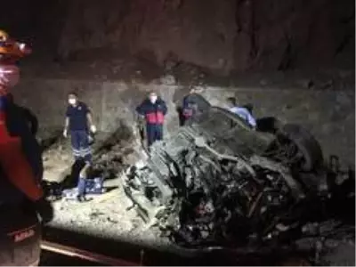 Niğde'de feci kaza: 3 ölü, 2 yaralı Niğde'de feci kaza: 3 ölü, 2 yaralı