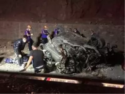 Niğde'de feci kaza: 3 ölü, 2 yaralı Niğde'de feci kaza: 3 ölü, 2 yaralı