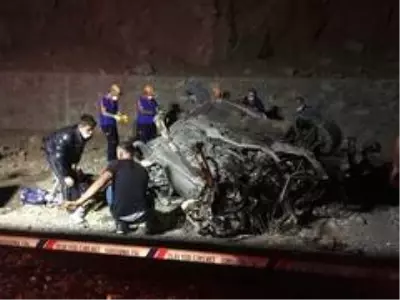 Niğde'de feci kaza: 3 ölü, 2 yaralı Niğde'de feci kaza: 3 ölü, 2 yaralı