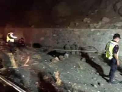 Niğde'de feci kaza: 3 ölü, 2 yaralı Niğde'de feci kaza: 3 ölü, 2 yaralı
