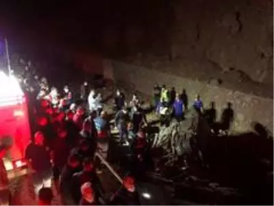 Niğde'de feci kaza: 3 ölü, 2 yaralı Niğde'de feci kaza: 3 ölü, 2 yaralı