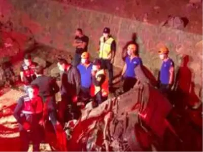 Niğde'de feci kaza: 3 ölü, 2 yaralı Niğde'de feci kaza: 3 ölü, 2 yaralı