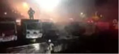 Son dakika! Otoparkta hurda halindeki 6 kamyonet alev alev yandı Son dakika! Otoparkta hurda halindeki 6 kamyonet alev alev yandı