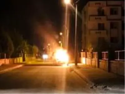 Park halindeki araç alev topuna döndü Park halindeki araç alev topuna döndü