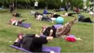 Şalvarlarıyla pilates eğitimine katıldılar Şalvarlarıyla pilates eğitimine katıldılar