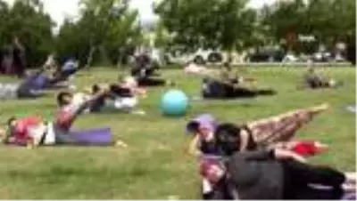Şalvarlarıyla pilates eğitimine katıldılar Şalvarlarıyla pilates eğitimine katıldılar