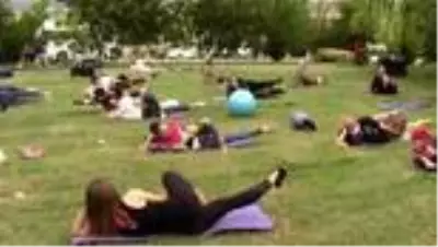 Şalvarlarıyla pilates eğitimine katıldılar Şalvarlarıyla pilates eğitimine katıldılar