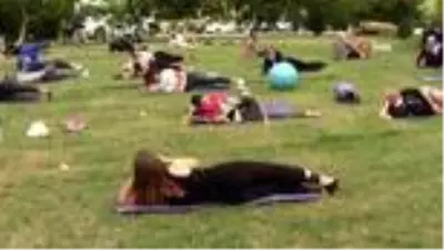Şalvarlarıyla pilates eğitimine katıldılar Şalvarlarıyla pilates eğitimine katıldılar
