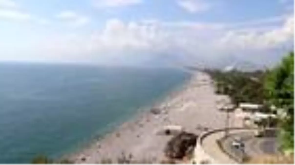 Sıcaktan bunalan tatilciler, sahillerde yoğunluk oluşturdu